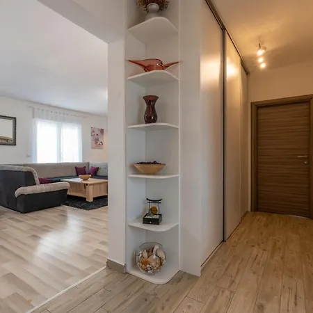 Holiday Home Galizana Villa *